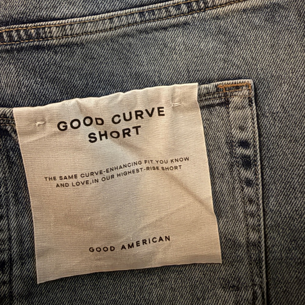 GOOD AMERICAN NWT GOOD CURVE SHORT - Picture 7 of 9